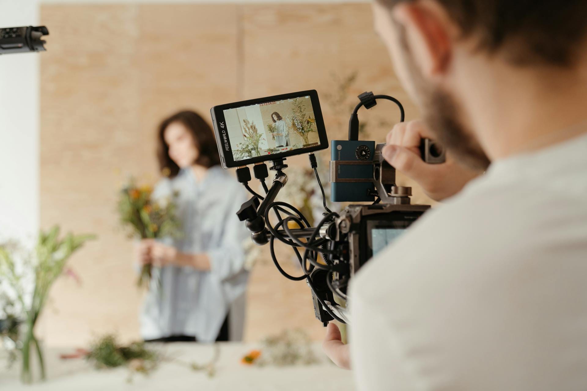 Film instruktażowy florystki w trakcie nagrywania