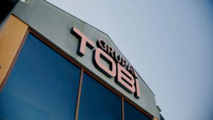 Logotyp "Grupa Tobi" na ścianie budynku